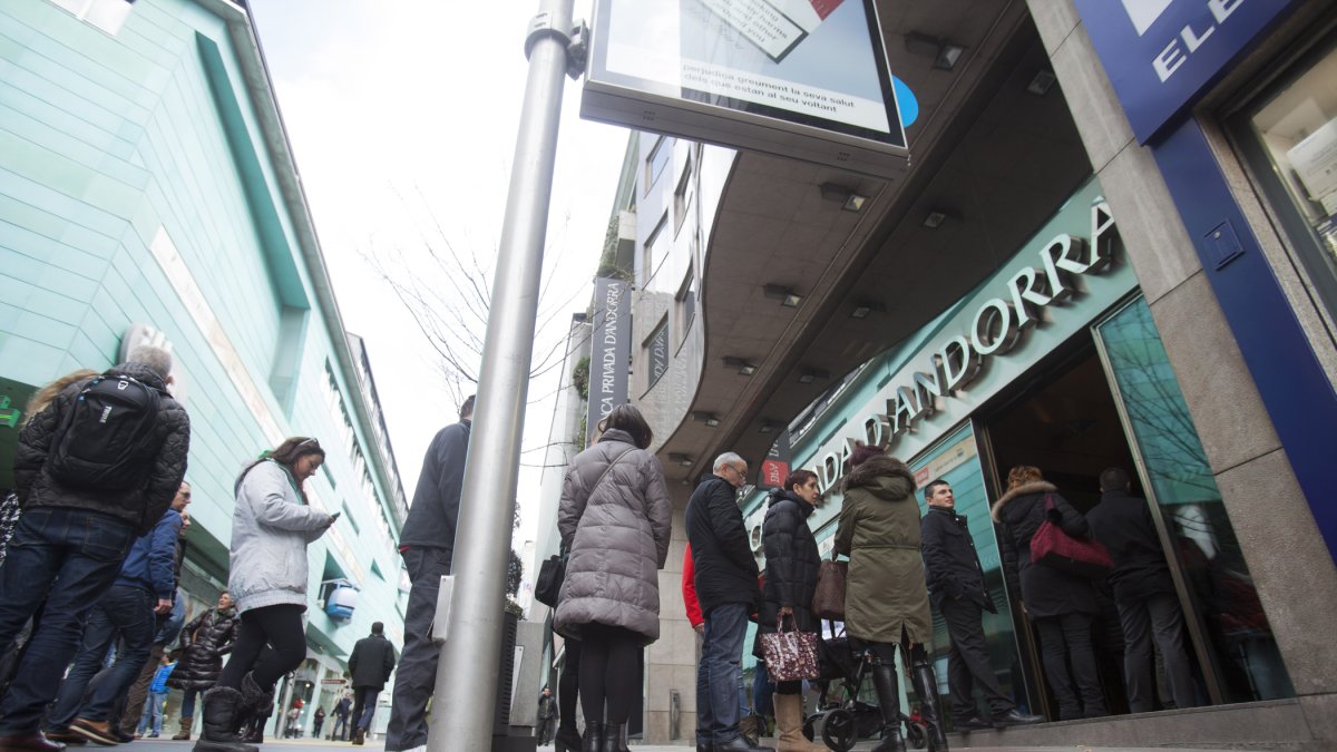 Clients de BPA fent cua per retirar diners dels caixers automàtics.