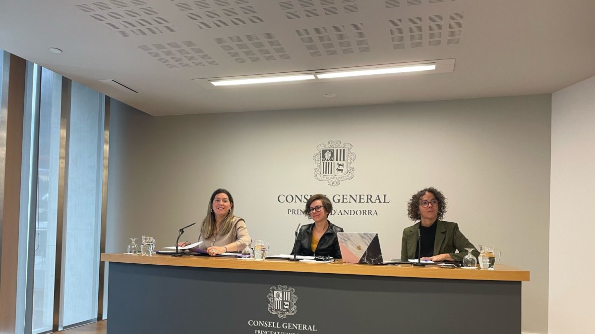 Maria Martisella, Núria Segués i Judith Casal a la presentació de la proposició de modificació de la llei per erradicar la violència de gènere