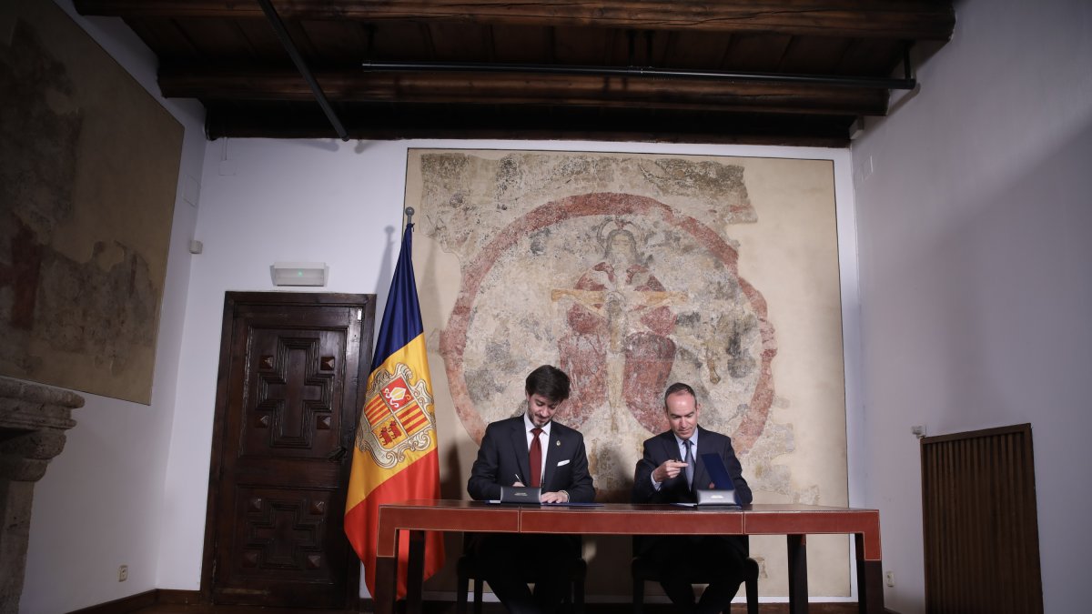 El síndic general, Carles Ensenyat, signa amb Jordi Alcobé el conveni de donació del 'Manual 1797'