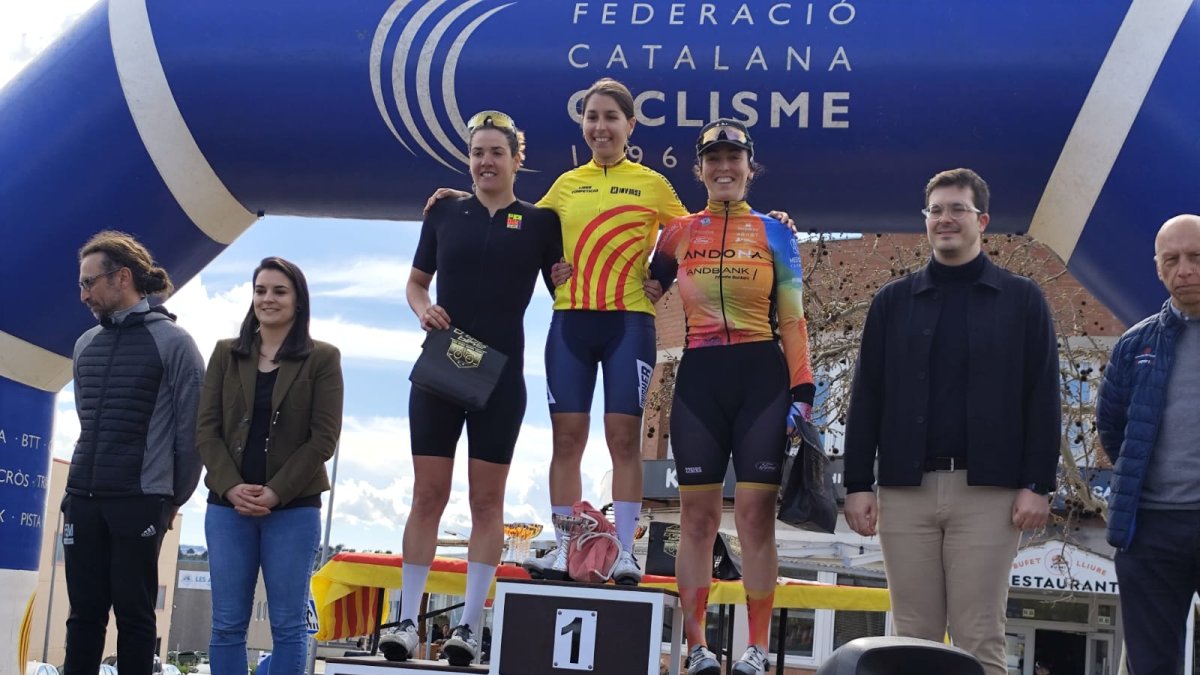 Raquel Balboa, a la dreta del podi.