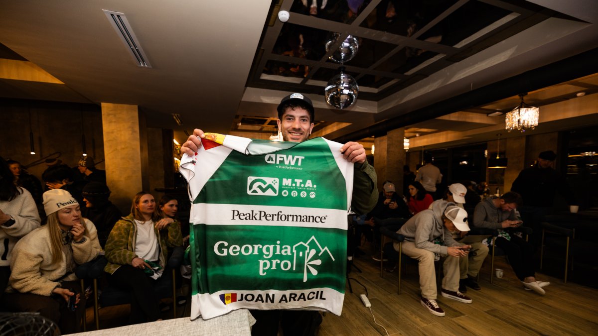 El rider andorrà Joan Aracil, abans de la prova a Geòrgia, mostra el seu ‘bib’.