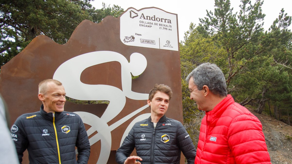 Els residents Robert Gesink, ja retirat, i Sepp Kuss amb el director de La Vuelta, Javier Guillén.