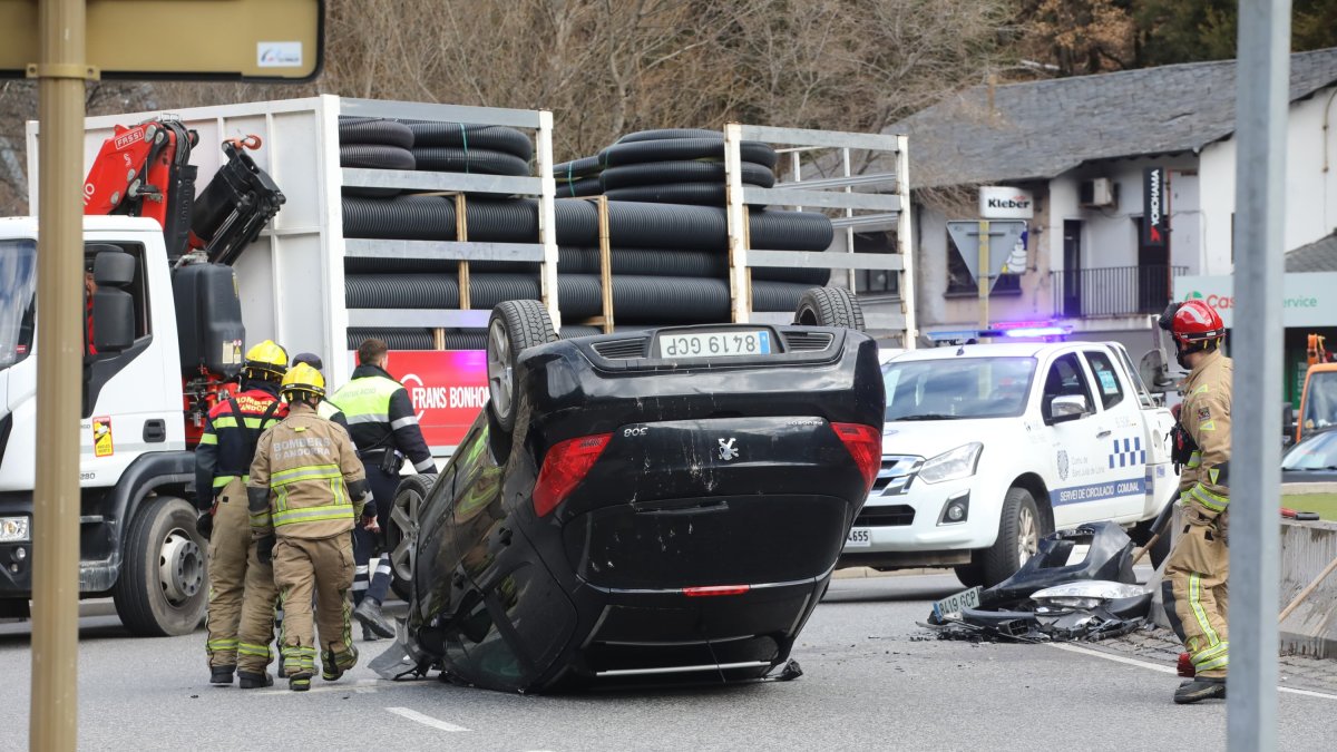 El vehicle bolcat a la rotonda d'Aixovall