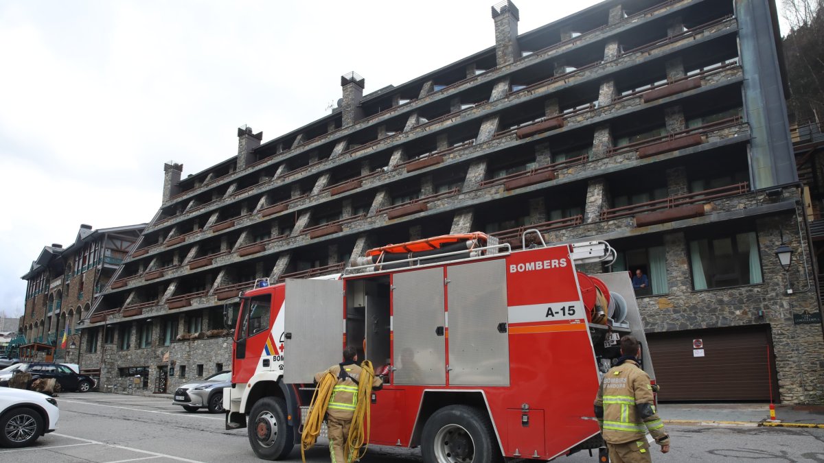 Els bombers treballant en un incendi.