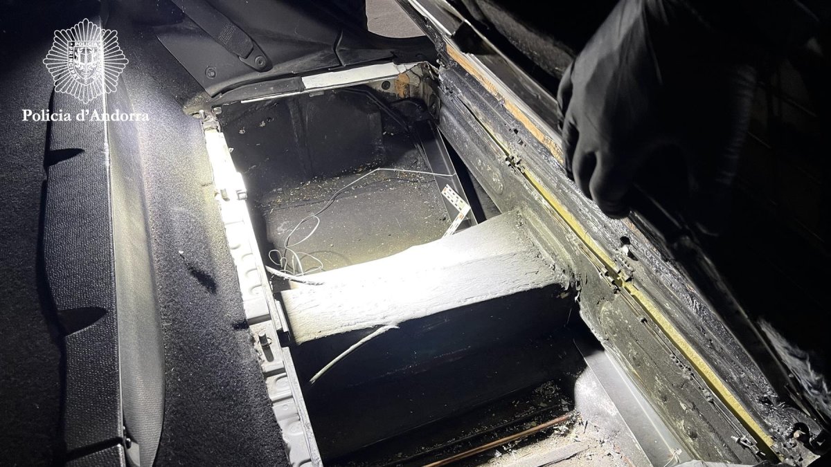 Doble fons descobert per la policia en un vehicle utilitzat per fer contraban