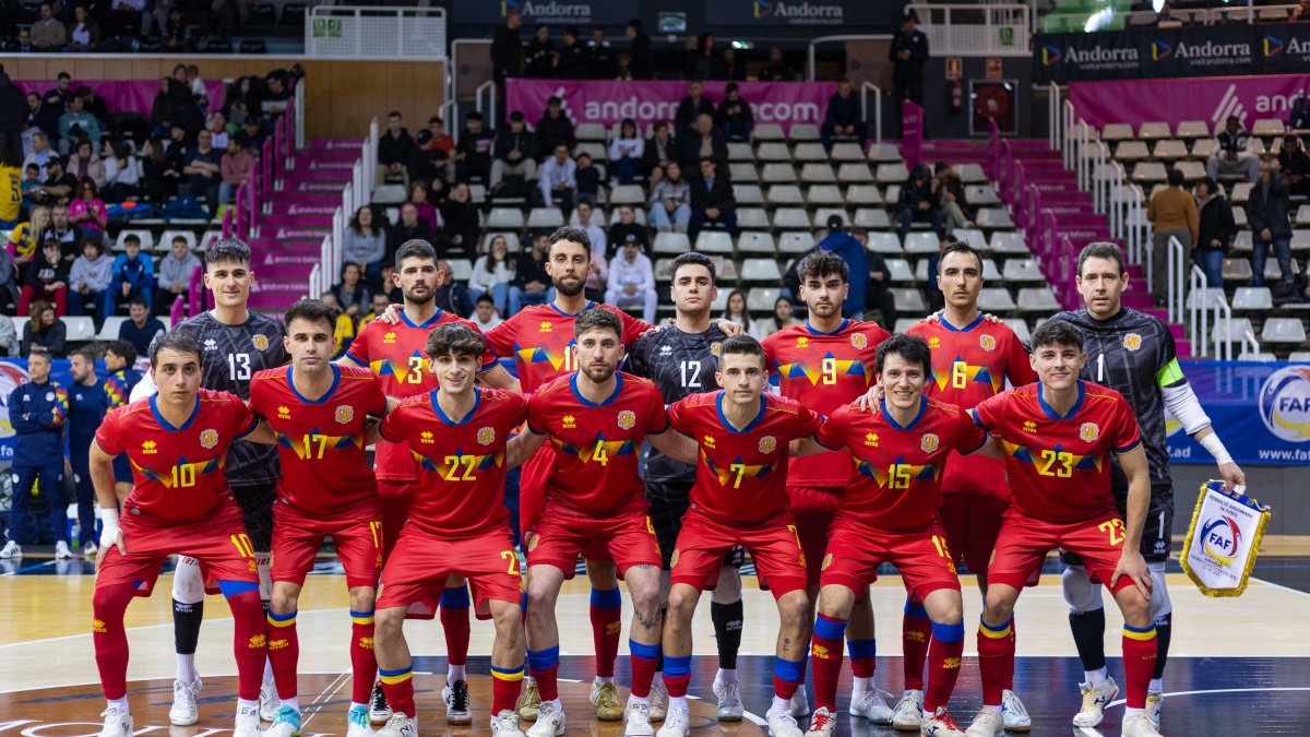 Els jugadors de la selecció, abans del duel