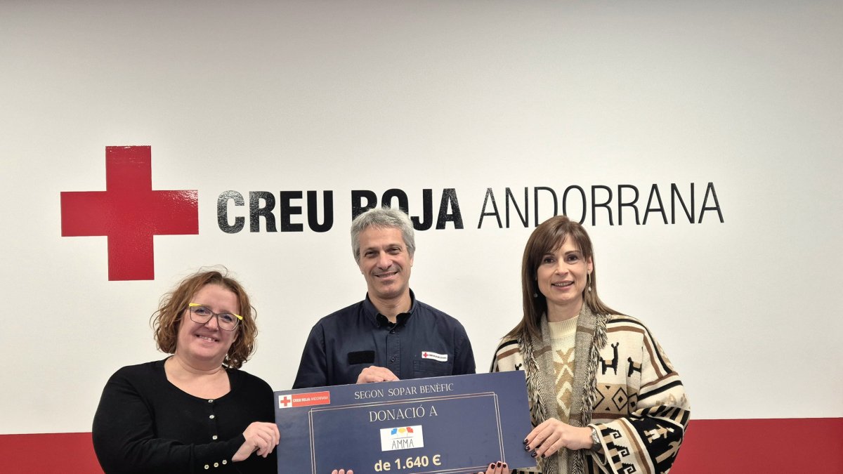 Entrega del xec de Creu Roja a l'AMMA amb la recaptació del segon sopar benèfic