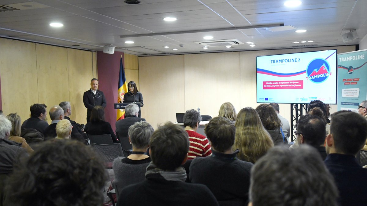 La ministra de Cultura, Joventut i Esports, Mònica Bonell, durant el discurs a les jornades de de cooperació transfronterera en ocupació i joventut