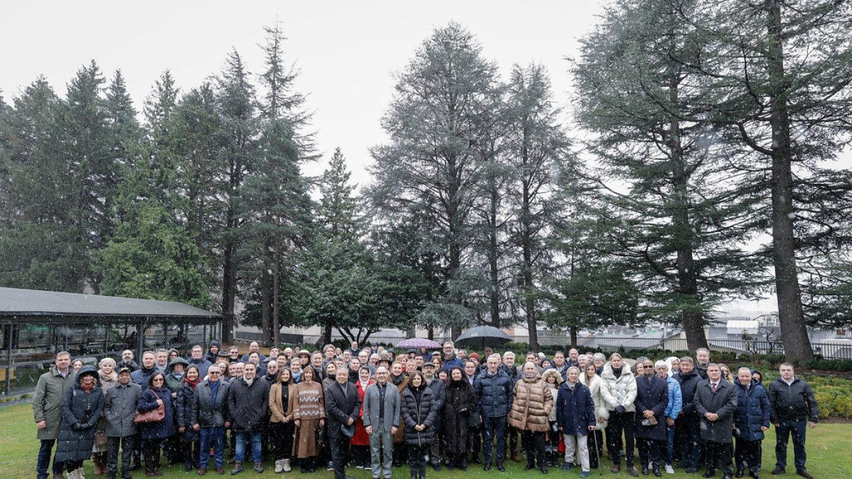 Foto de família amb el cos diplomàtic.