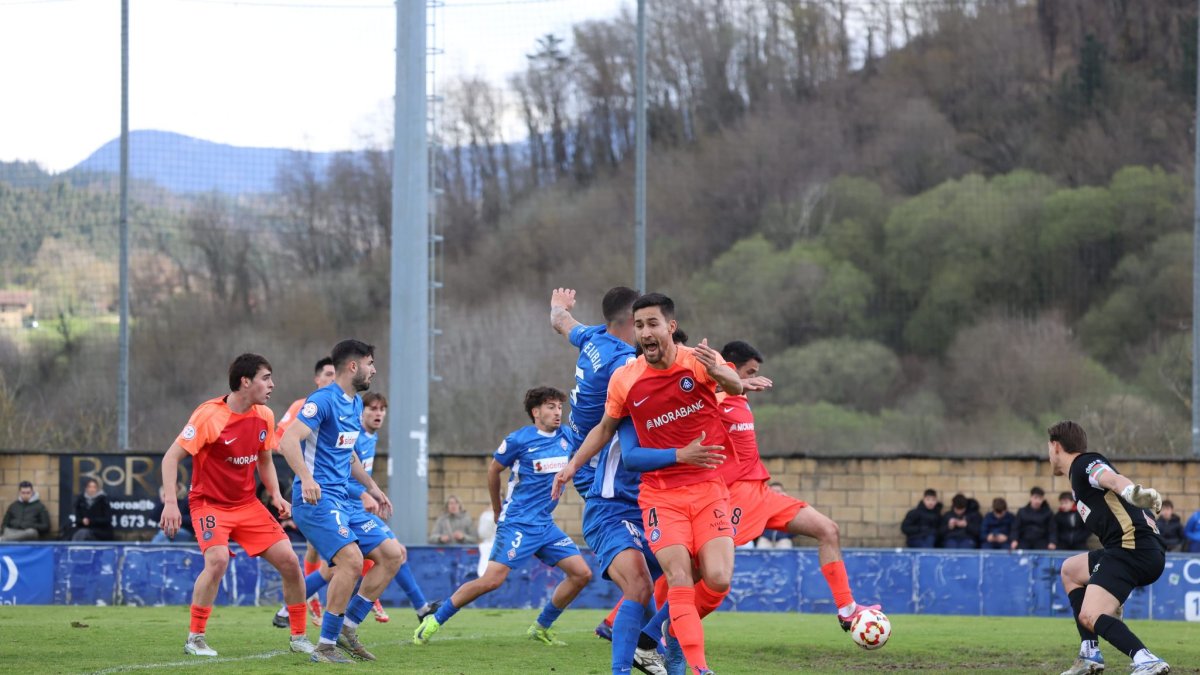 Erik Morán, al fons en segon pla, va anotar el gol de l’empat tricolor.