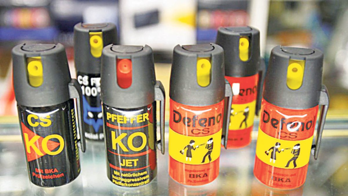 Esprais d’autodefensa en una botiga del país.