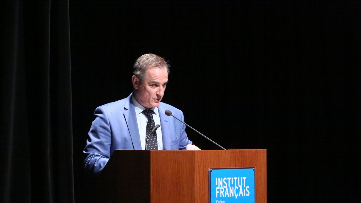 Nicolas Eybalin en un acte a Grècia.