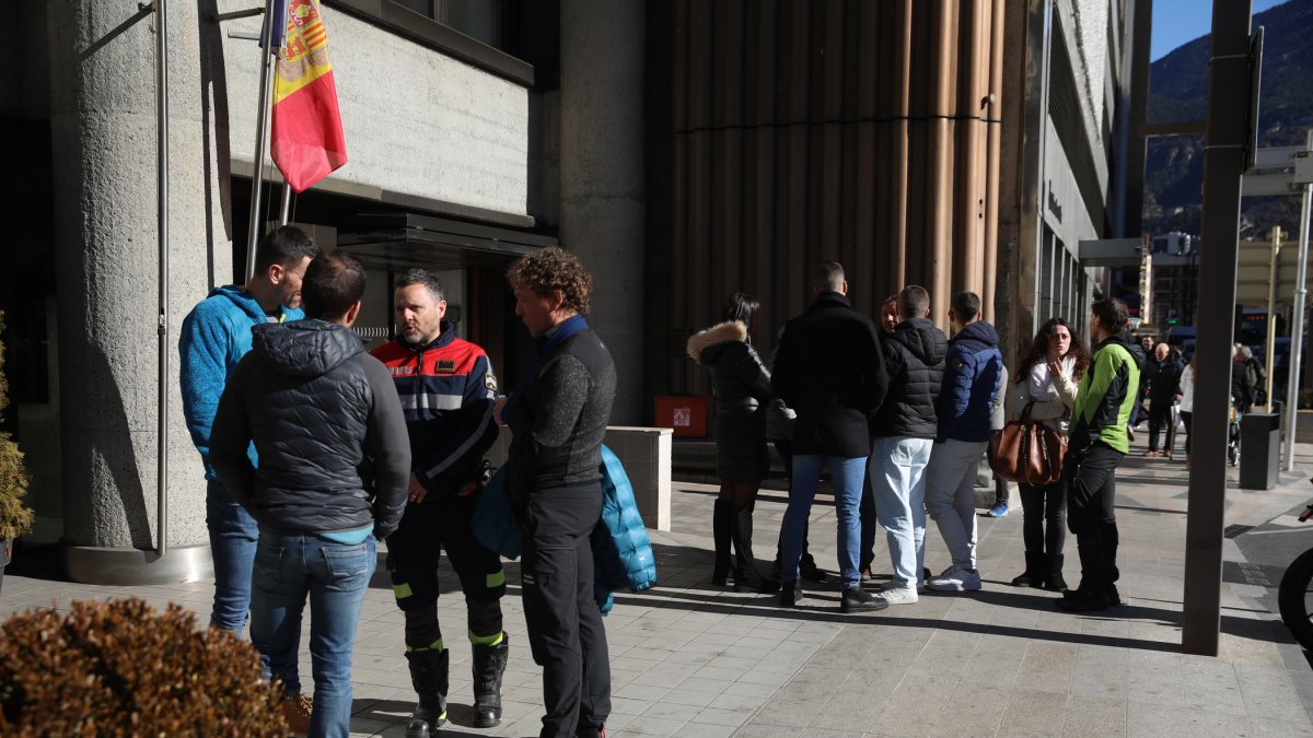Els representants dels uniformats abans d’una reunió amb Govern.