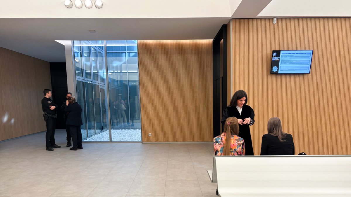 Les advocades de la causa amb una de les acompanyants dels acusats.