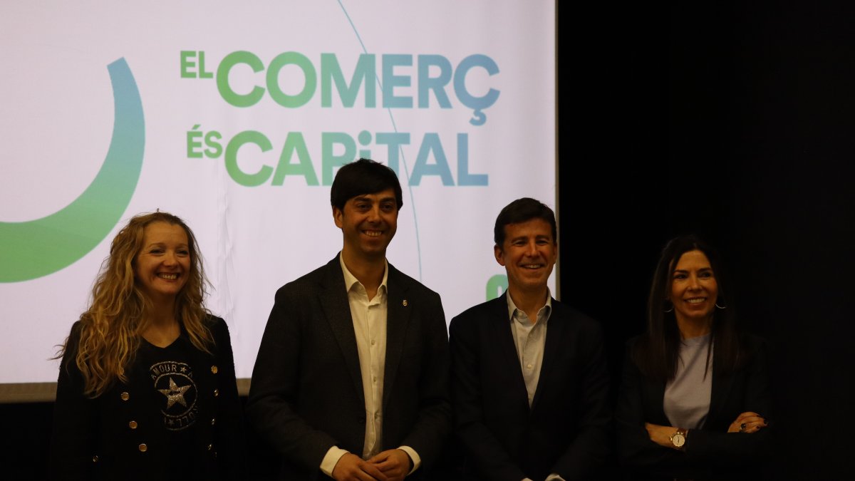 La responsable de suport al comerç, Susagna Venable; el cònsol major, Sergi González; l'expert en màrqueting Jordi mas i la presidenta de l'Associació Eix Central, Montserrat Rodríguez