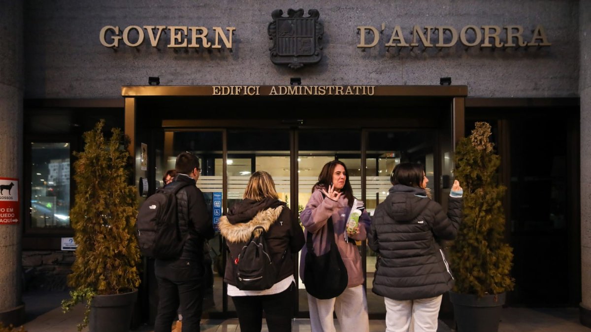 Membres del SEP en una reunió amb el Govern.
