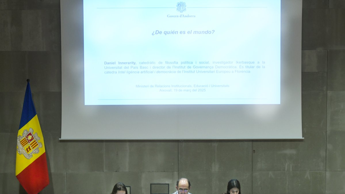 Un instant de la conferència impartida pel professor Daniel Innerarity durant les jornades d'humanitat