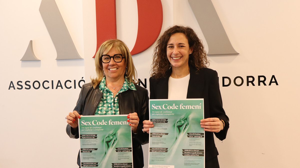 La presidenta de l'ADA, Mònica Codina, i la consellera de Social, Joventut i Espai Ciutadà d'Andorra la Vella, Maria Nazzaro, durant la presentació de la tercera edició del cicle Sex Code