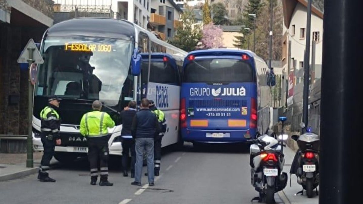 Els dos autobusos que han quedat bloquejats
