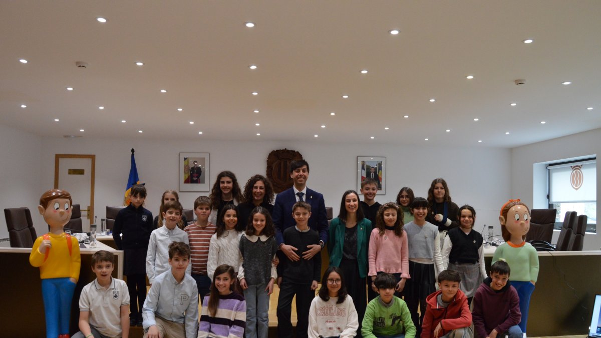 Fotografia de família dels consellers del consell d'infants amb els cònsols, Sergi González i Olalla Losada, i la consellera de Social, Joventut i Espai Ciutadà, Maria Nazzaro.