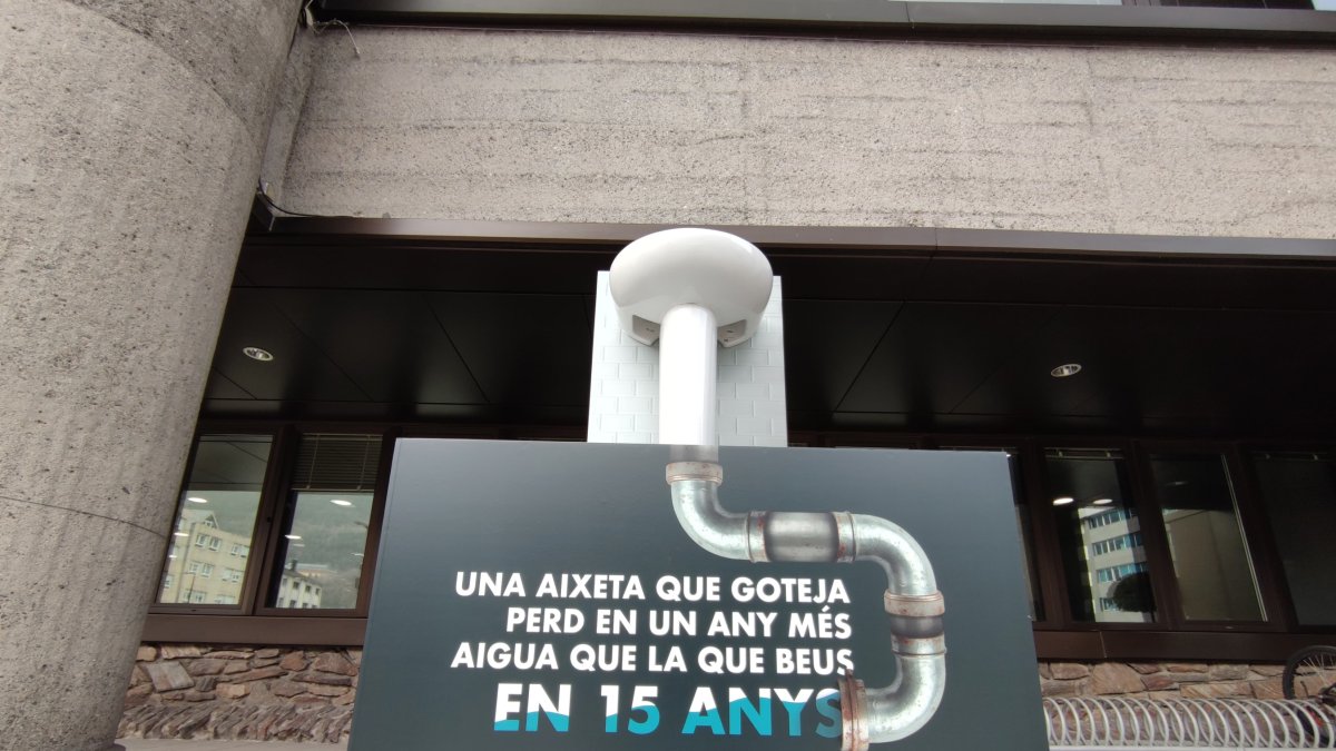 Un dels tòtems instal·lats davant Govern