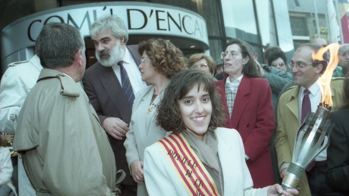 La pubilla de Cervera amb la flama de la sardana al comú d’Encamp