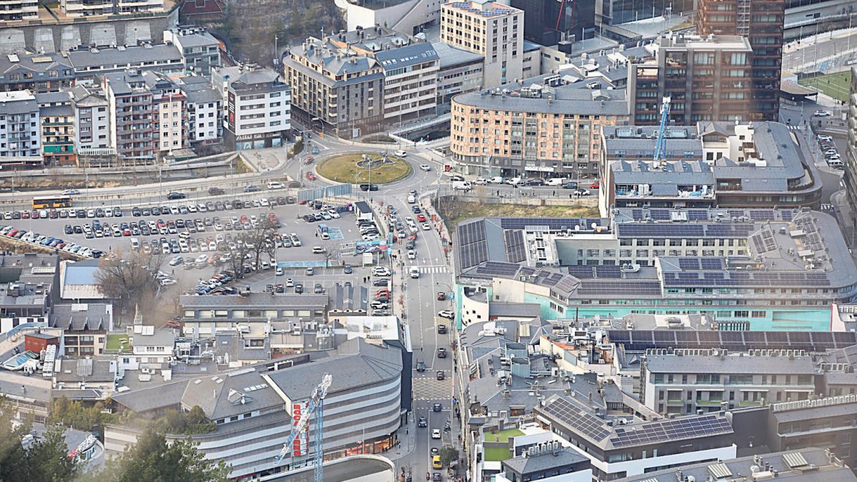 El carrer de la Unió, línia divisòria entre Andorra la Vella i Escaldes.