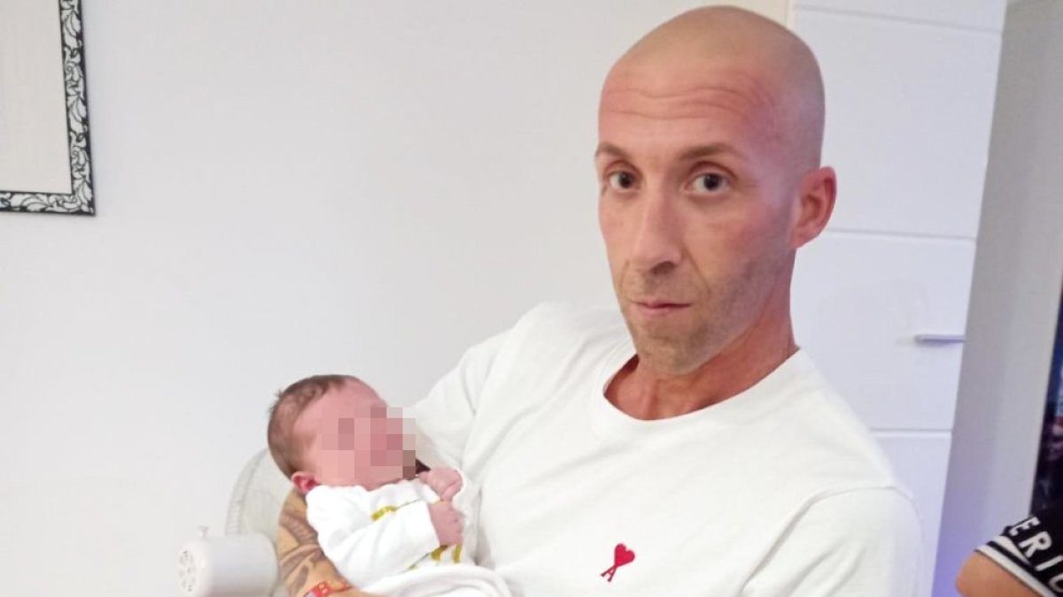 Martínez amb el seu fill acabat de néixer, a València.