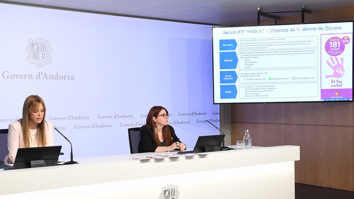 La secretària d’Estat Mariona Cadena i la cap  d’àrea Mireia Porras exposen dades del servei.
