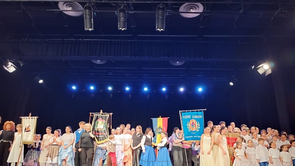 Aplec d’esbarts a Mans Unides.