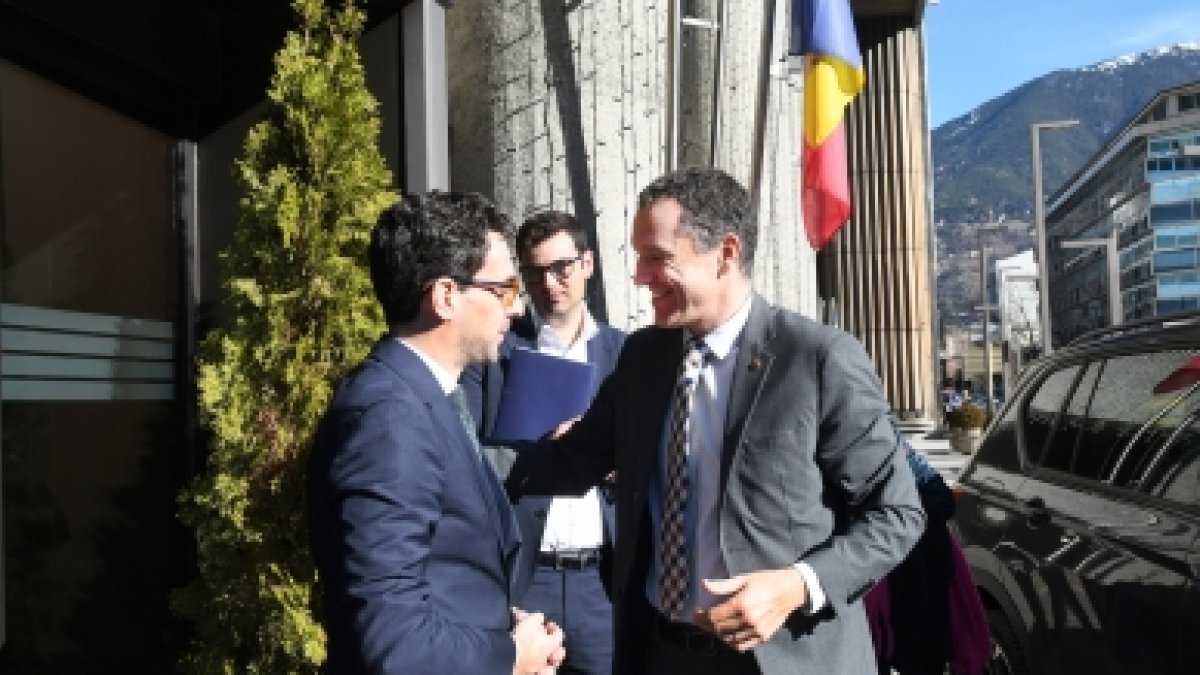El ministre Guillem Casal rep el conseller d'Agricultura, Ramaderia, Pesca i Alimentació de la Generalitat de Catalunya, Òscar Ordeig, a l'entrada d'autoritats a l'edifici administratiu del Govern.