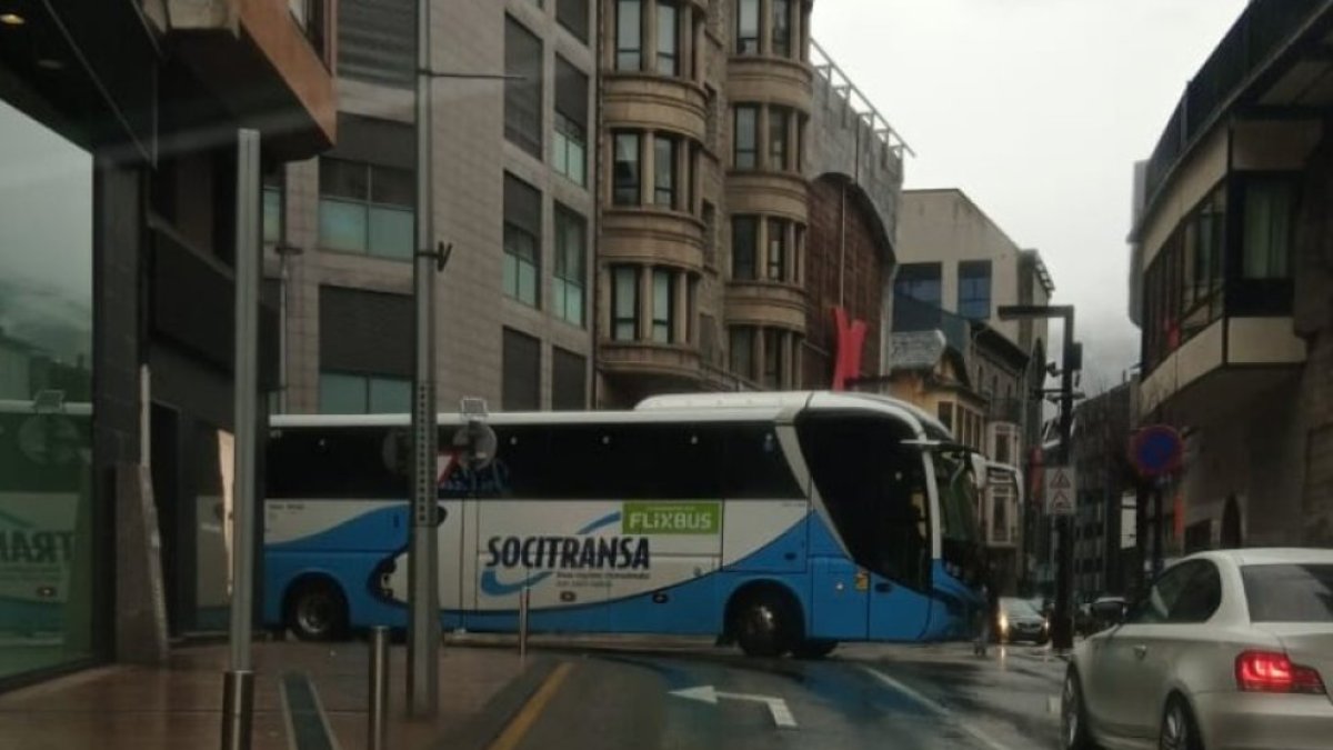 Autobus travessat al carrer.