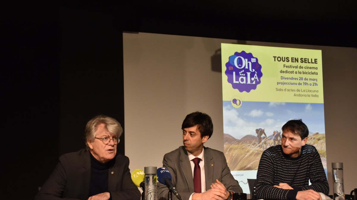 Les repesentació del festival Tous en selle amb l'ambaixador de França, Jean Claude Tribolet; el cònsol major d'Andorra la Vella, Sergi González i el cap d'àrea del Bici Lab Andorra, Eduard Tarrés.