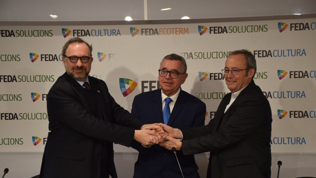 El rector de la Universitat d’Andorra, Juli Minoves; el director general de FEDA, Albert Moles; i el proviseur del Lycée Comte de Foix, Olivier Salvan, donant-se la mà després de rubricar el conveni.