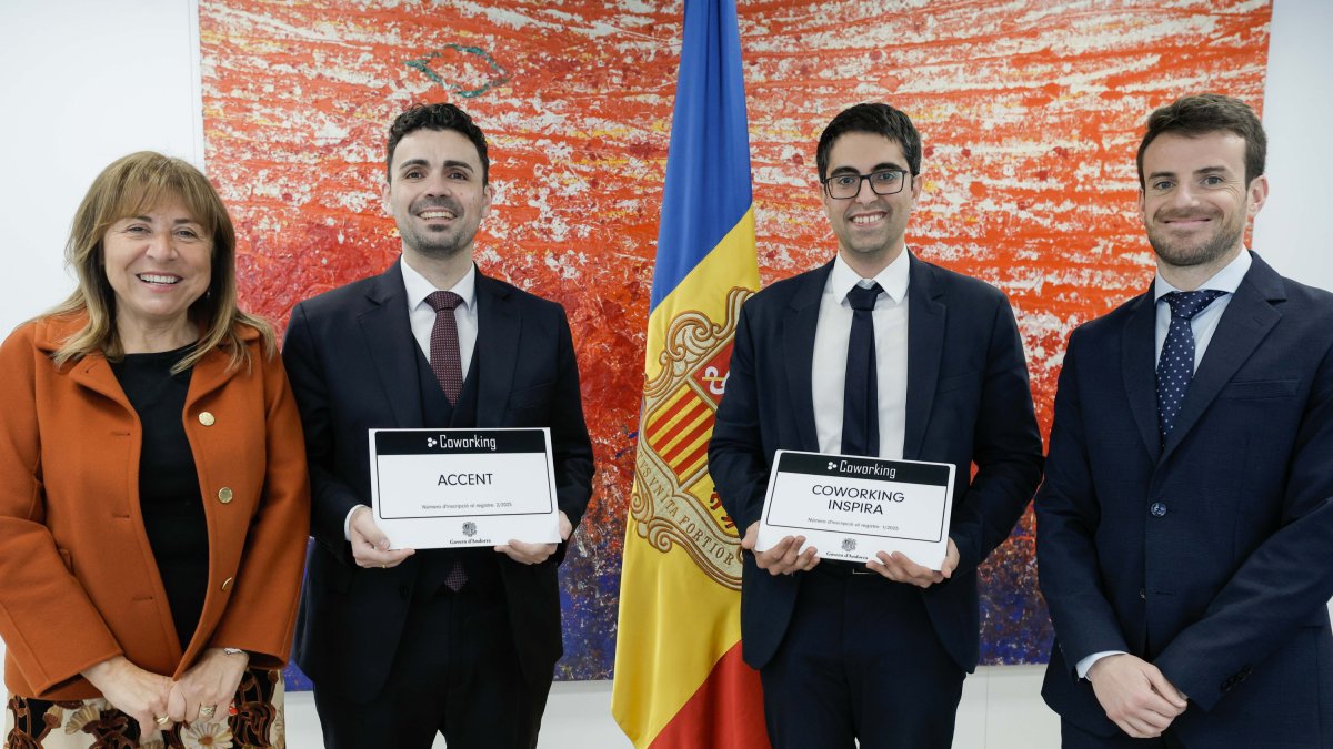 Acte de lliurament de les plaques dels coworkings per part de la ministra Conxita Marsol i el secretari d'Estat Marc Saura.