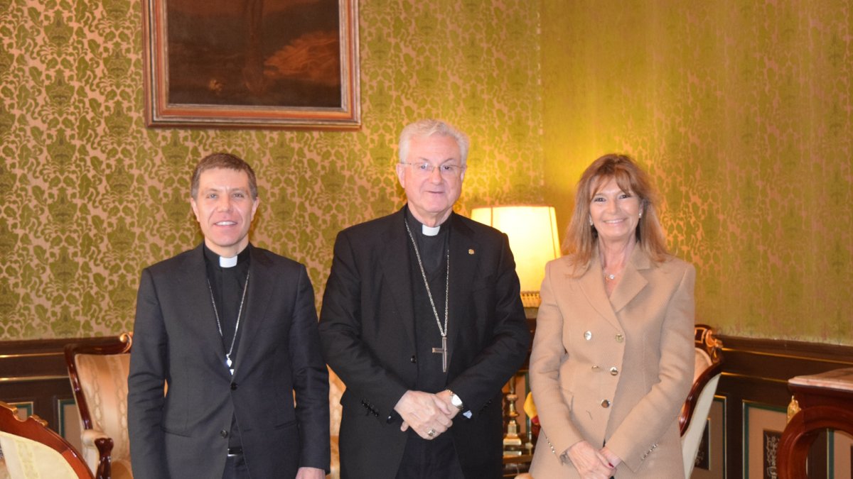 La presidenta de l'Institut de Drets Humans d’Andorra, Elisa Muxella, amb el copríncep episcopal, Joan-Enric Vives i el bisbe coadjutor Lluís Serrano Pentinat, aquest matí al Palau Episcopal.
