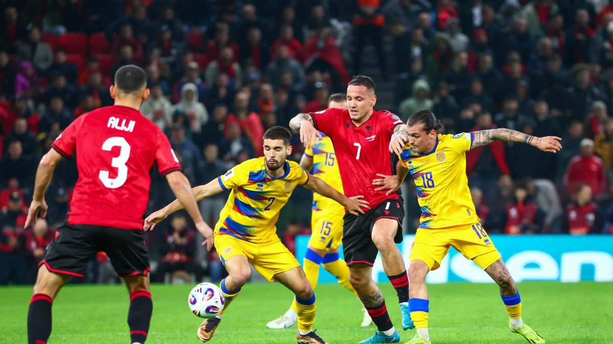 Rey Manaj, al centre, va portar de corcoll la defensa de la selecció.