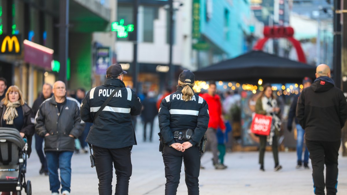 Dos agents patrullant per Meritxell.