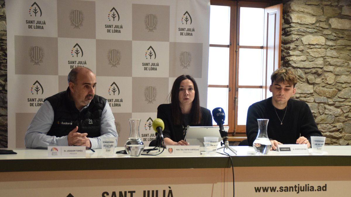 El president de la Federació de Bàsquet, Joaquim Tomàs, la cònsol menor, Sofia Cortesao, i el soci de Five Media, Roger Espuga, durant la presentació del Laurèdia 3x3 & Five Fan Zone