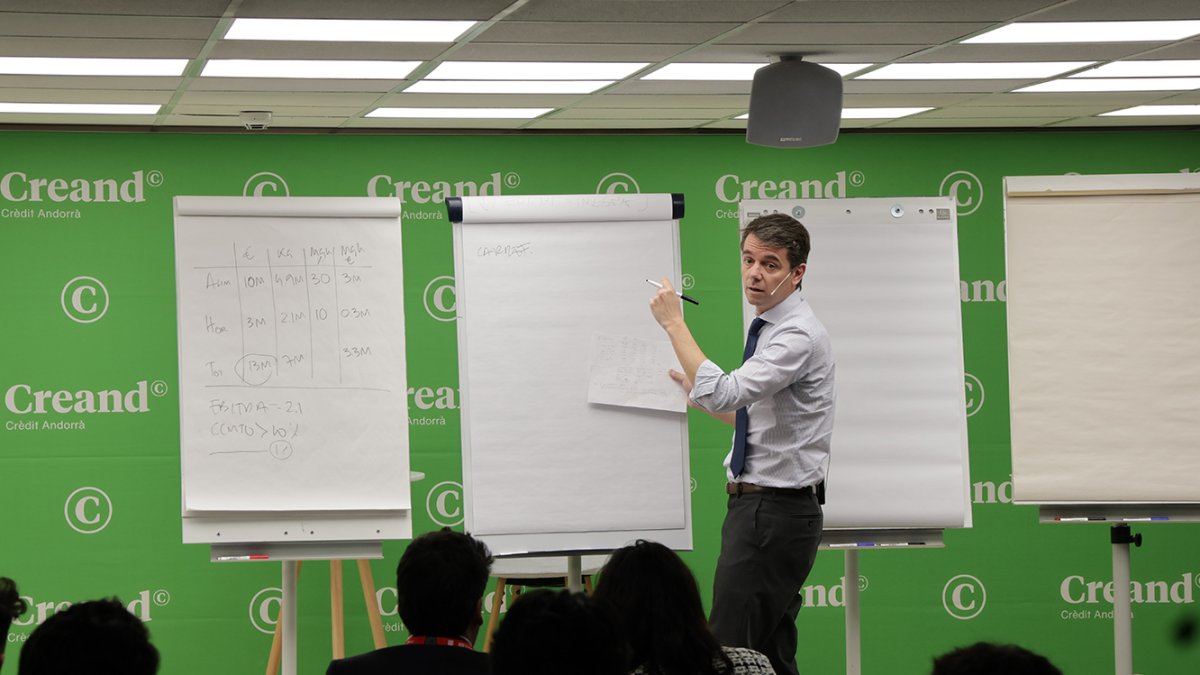 El professor adjunt del departament de Direcció Comercial de l'IESE Business School, Iñigo Gallo, durant la masterclass 'La Fageda: quan un projecte social és també competitiu'.