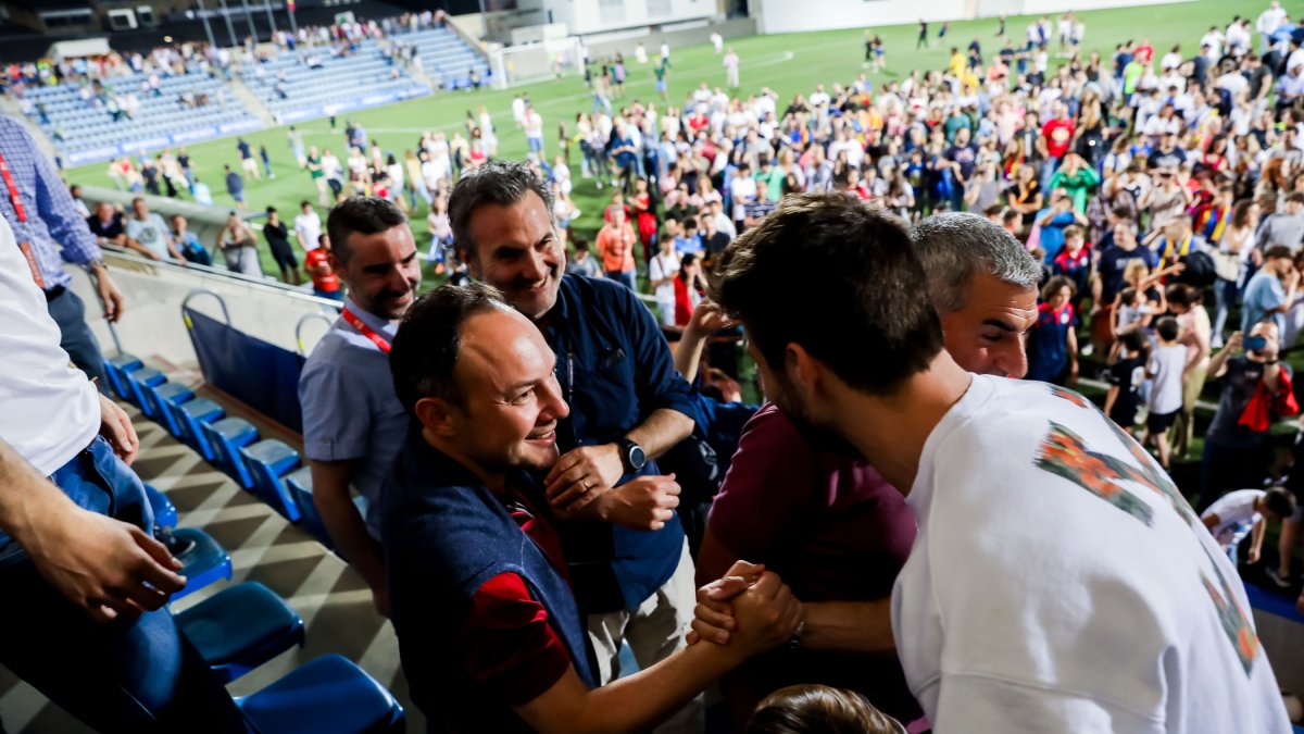 Espot i Piqué saludant-se el dia de l’ascens de l’FC Andorra.