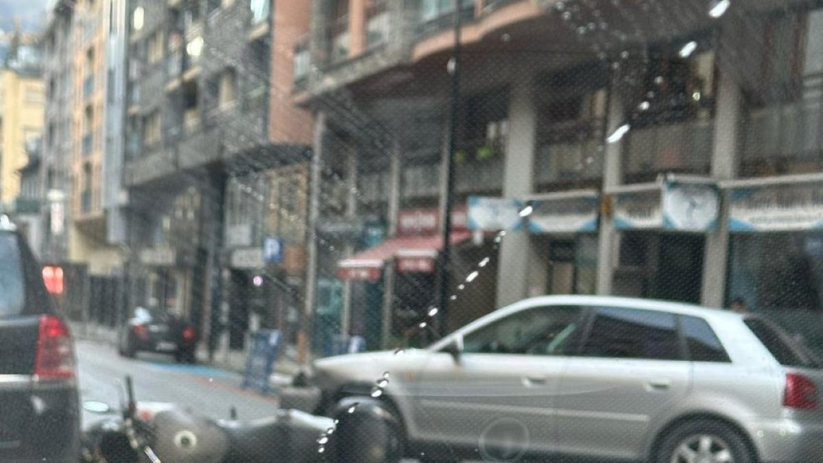 La moto accidentada a terra.