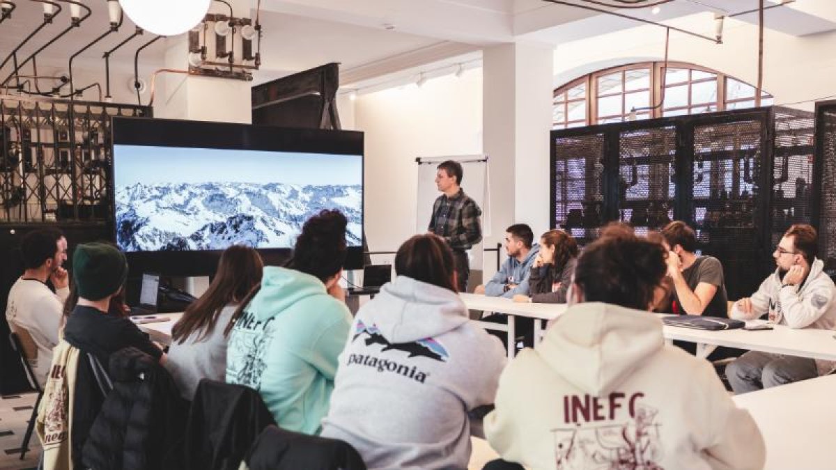 Els alumnes escoltant una xerrada a la seu d'Andorra Turisme