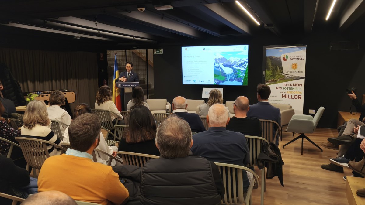 El ministre de Medi Ambient, Guillem Casal, durant la celebració de la taula rodona ‘Gestió i ús de l’aigua’