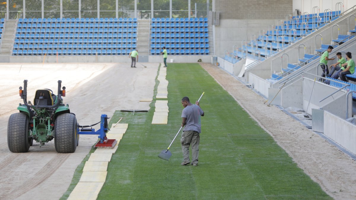 Instal·lació de l’actual gespa, l’estiu del 2022.