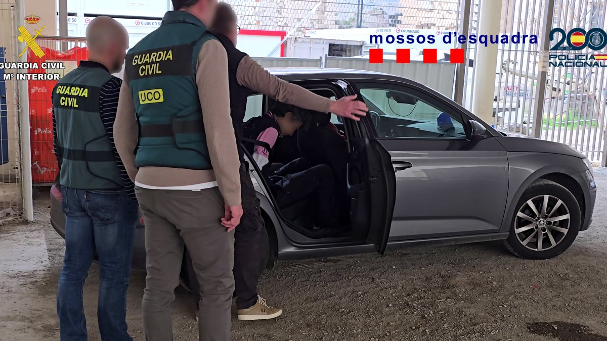 L’home detingut pels cossos de seguretat.