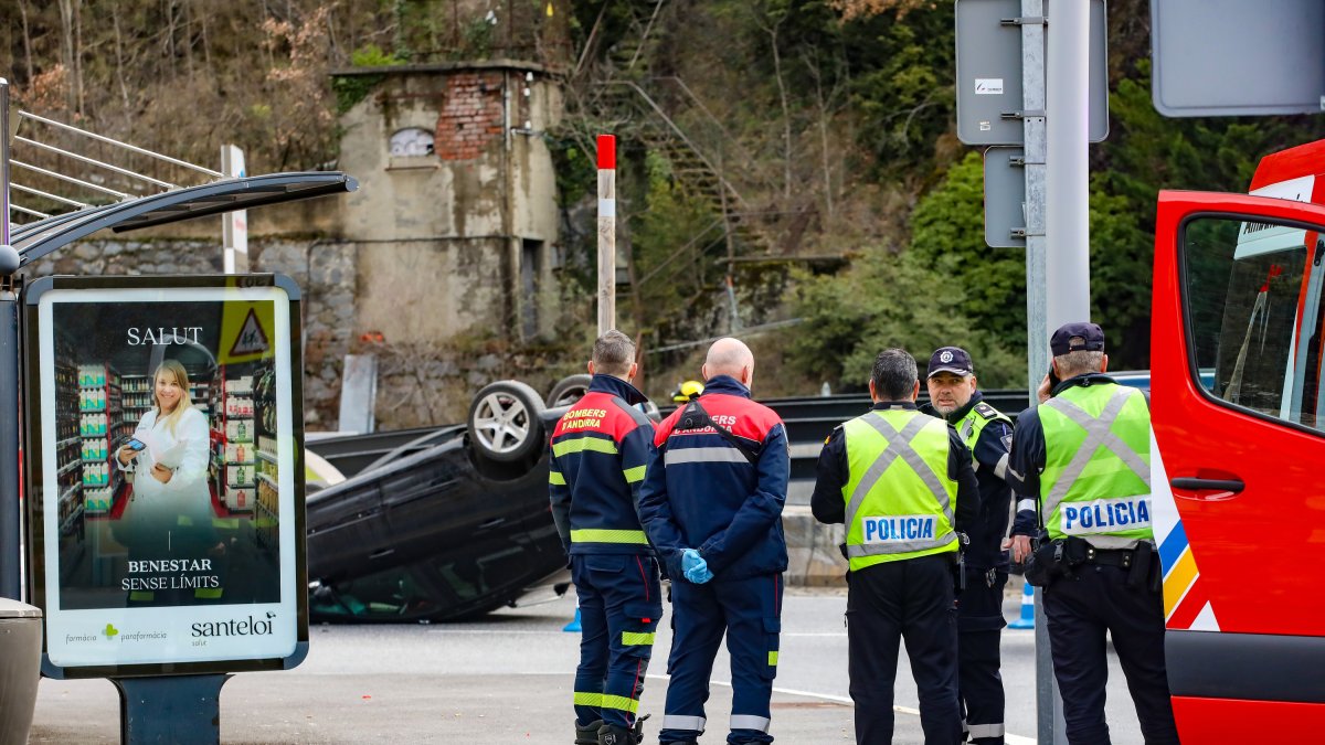 Efectius dels bombers i la policia en una intervenció.