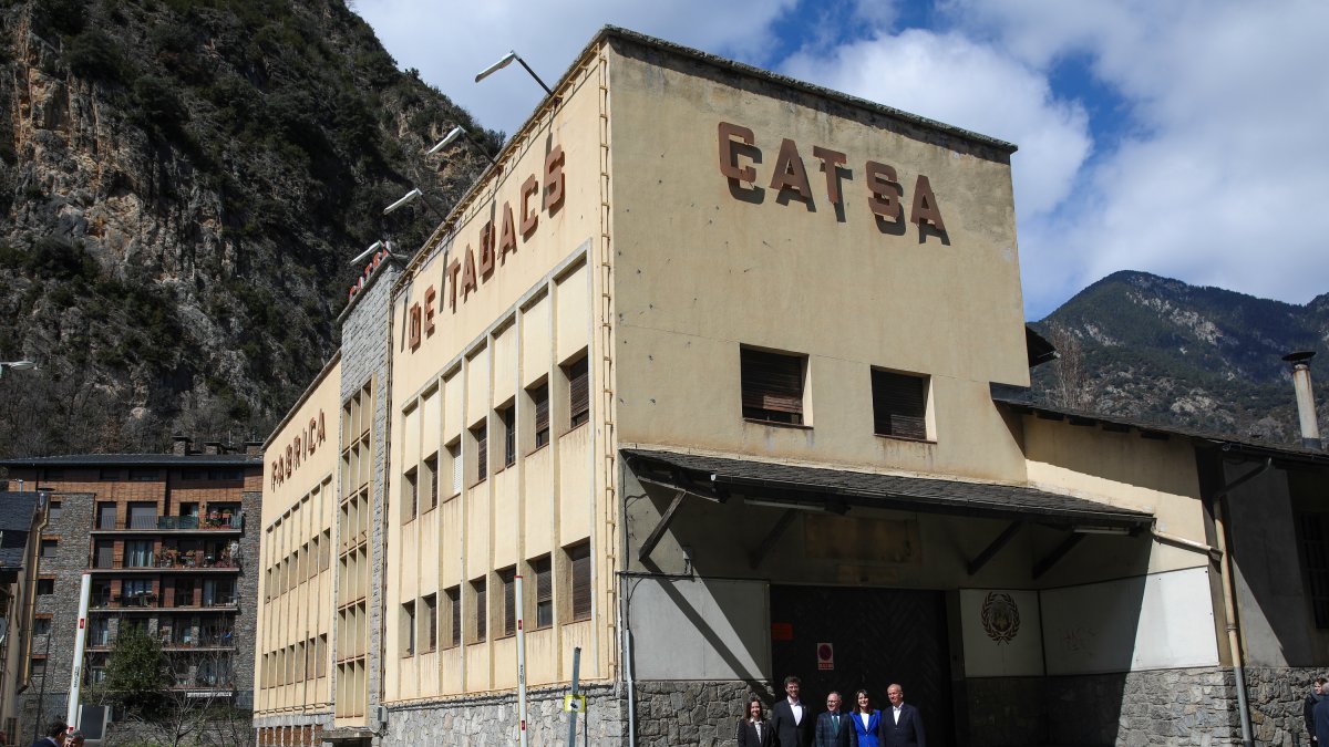 Les autoritats a la fàbrica de Catsa.