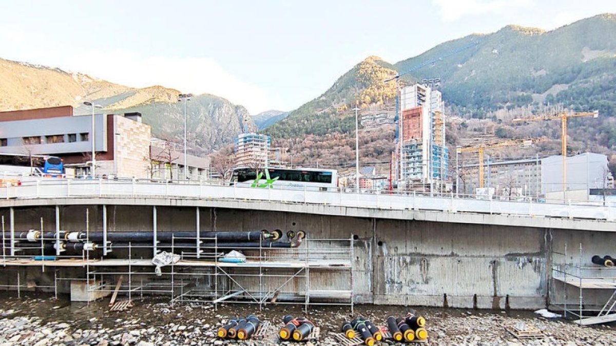 Obres a la voravia del riu a Escaldes.