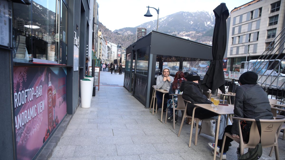 Terrasses al passeig del Valira.